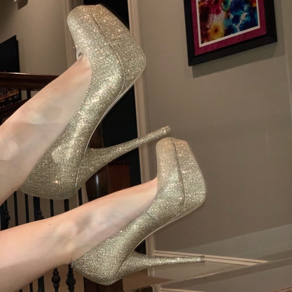 SOLD Gold glitter Steve Madden pumps size 8 - Picture 3 of 7